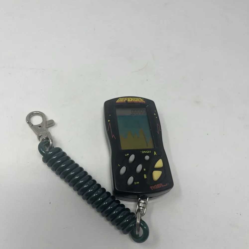 Tiger Electronics Defender Vintage 1998 LCD Game Keychain Clip Working